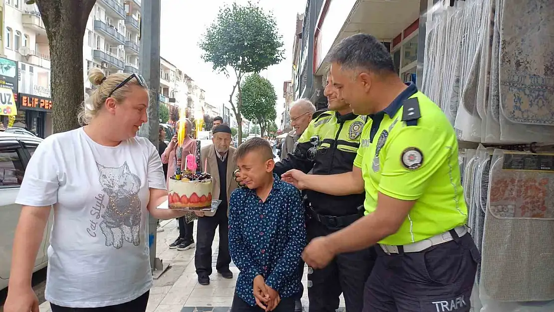 Kaldırımda ağlatan doğum günü sürprizi