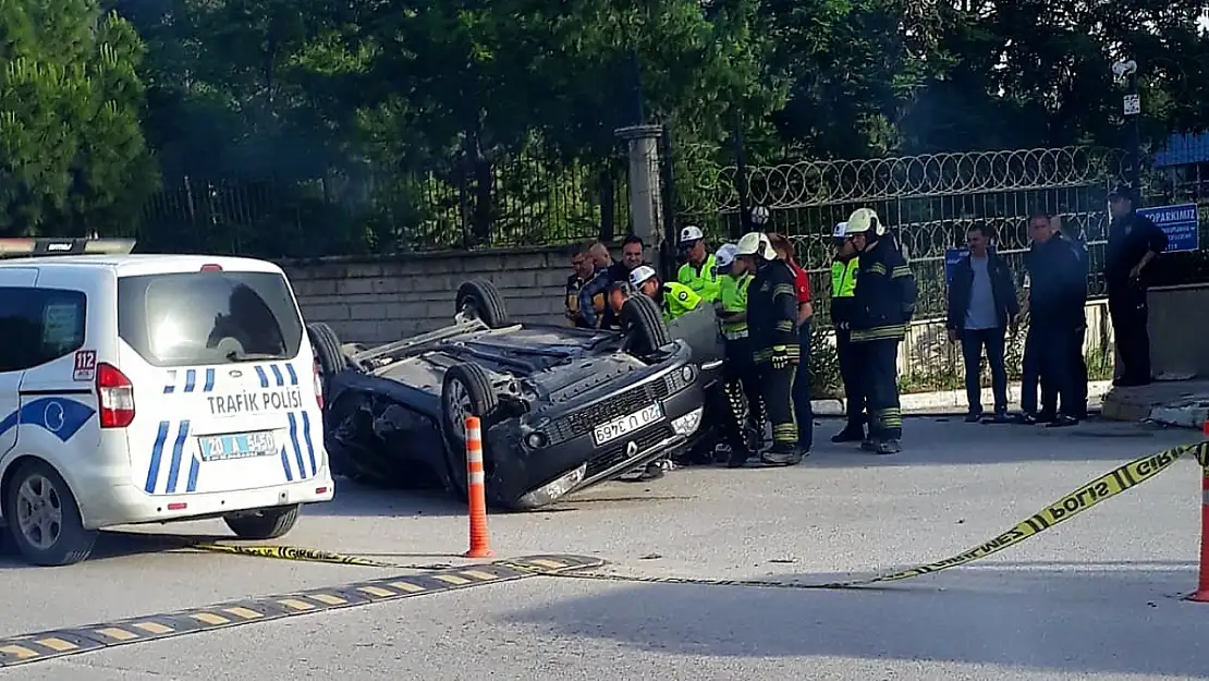 Kaldırımdaki ağaca çarpıp takla atan otomobilin sürücüsü öldü