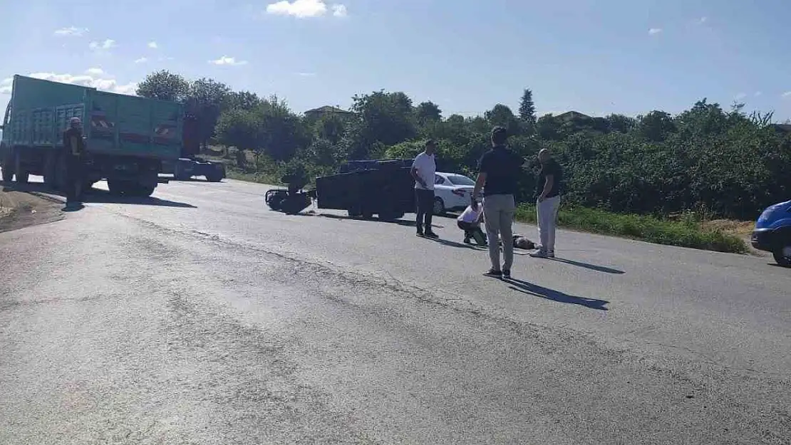Kamyon ile çarpışan tarım aracının sürücüsü hayatını kaybetti