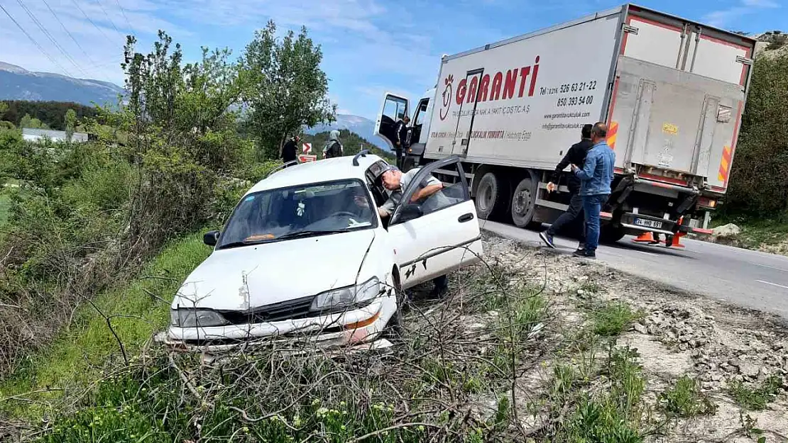Kamyona çarpmamak için manevra yaptı: Faciadan dönüldü