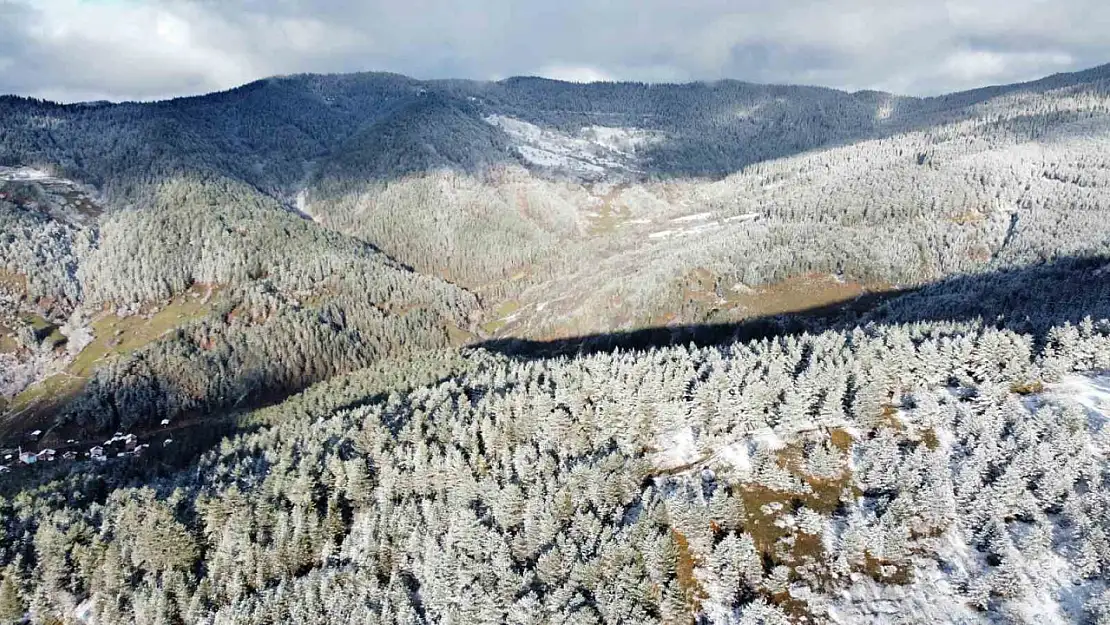 Kar Ilgaz Dağı'nın eteklerinde kartpostallık görüntüler oluşturdu