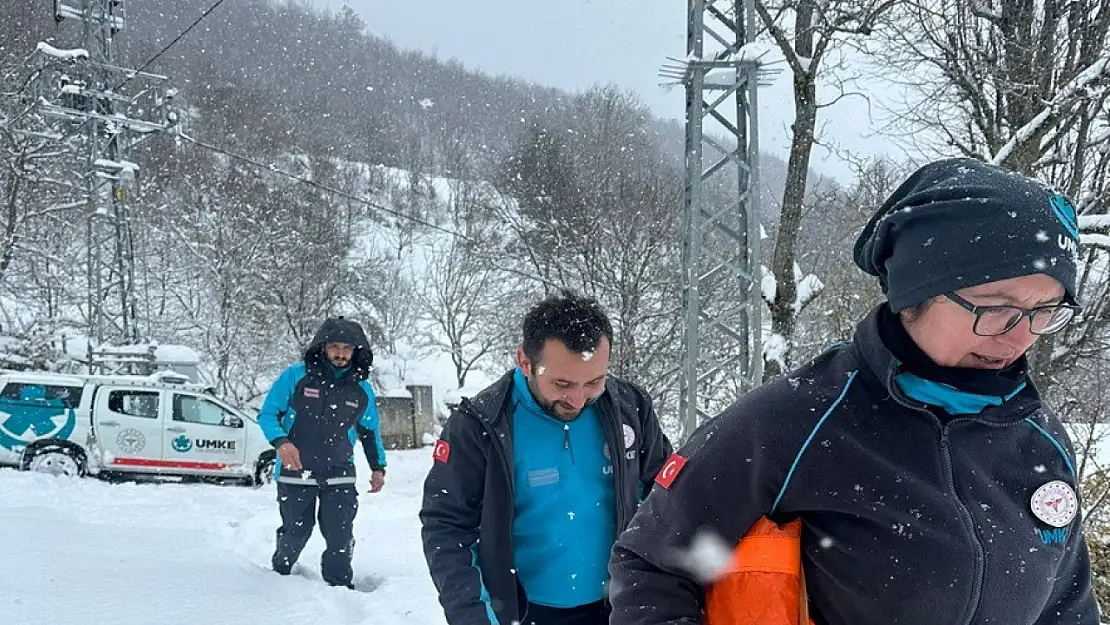 Kar sebebiyle yolu kapanan köydeki hasta için seferber oldular