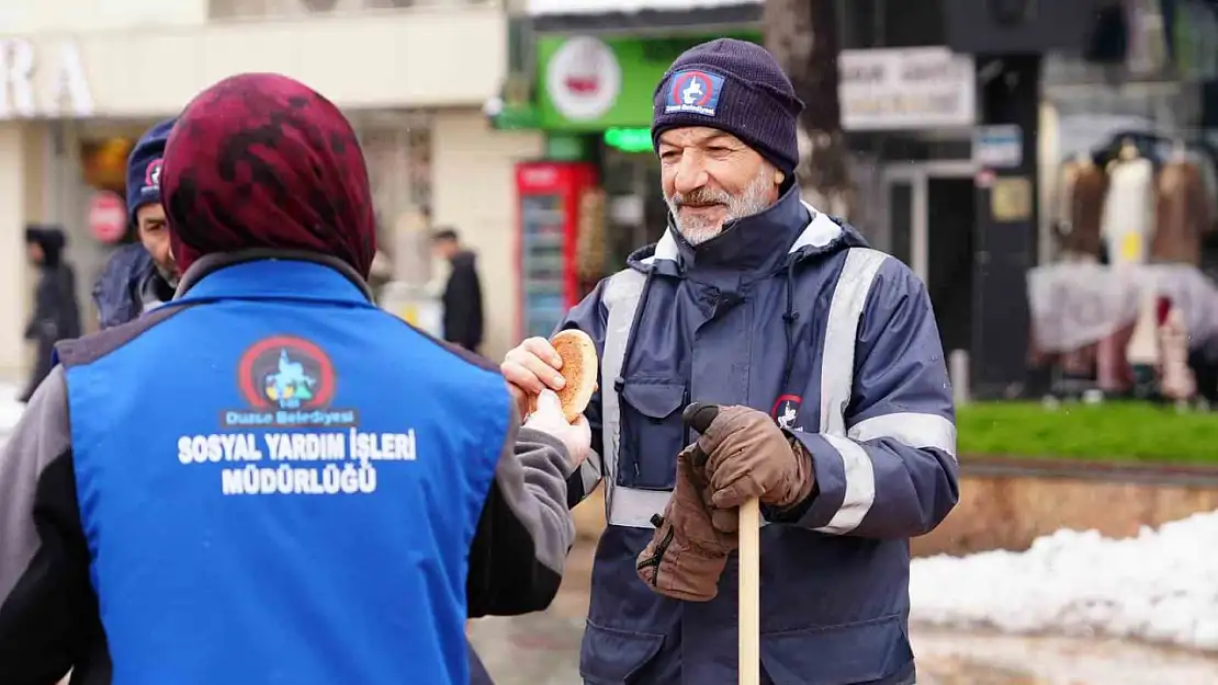 Kar ve soğukta çalışanlara iç ısıtan jest