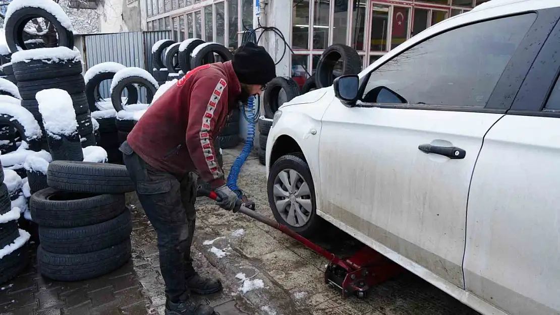 Kar yağışının ardından lastikçilerde yoğunluk: Gece yarısına kadar mesai yapıyorlar