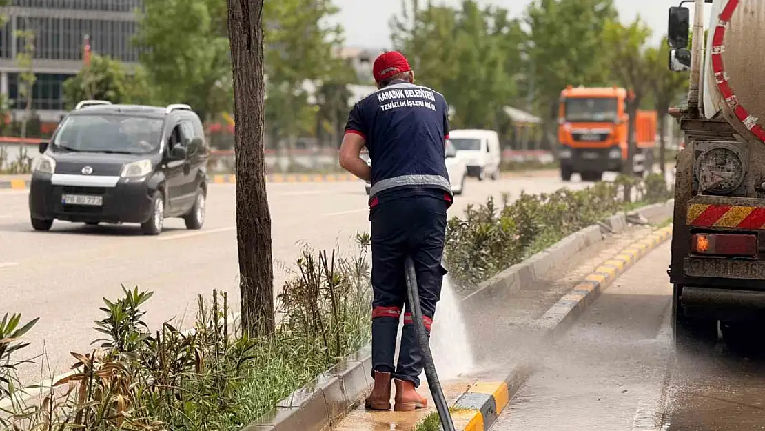 Karabük Belediyesi, şehir genelinde temizliği kesintisiz sürdürüyor