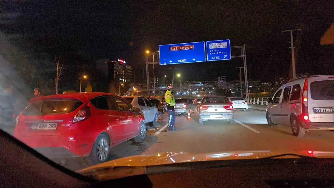 Karabük'te 5 araçlı zincirleme trafik kazası: 3 yaralı