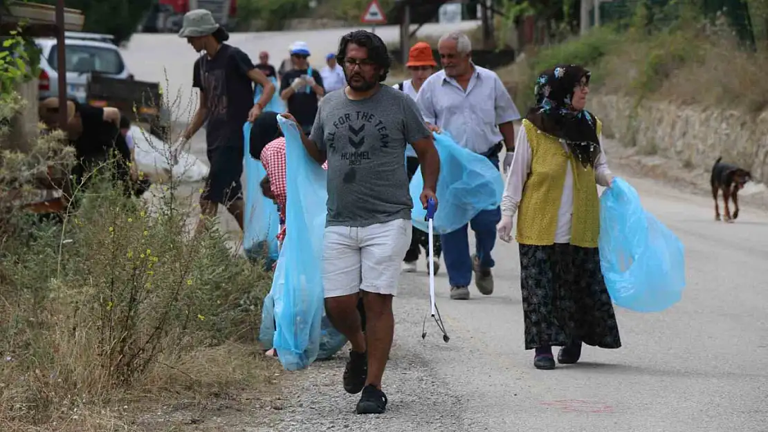 Karabük'te akademisyenlerle köylüler çevre temizliği yaptı