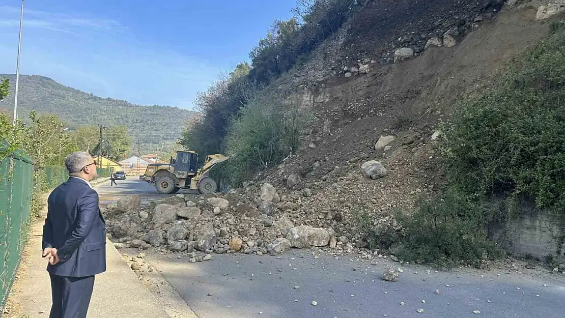 Karabük'te heyelan yolu kapattı