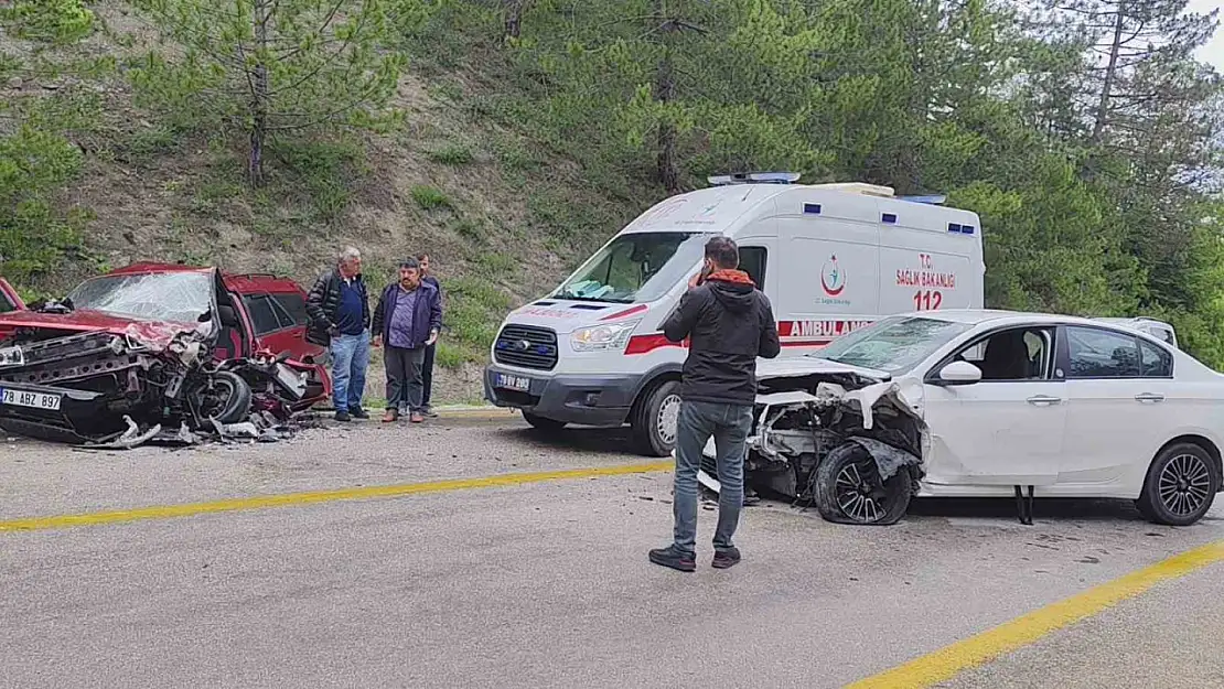 Karabük'te iki otomobil kafa kafaya çarpıştı: 8 yaralı