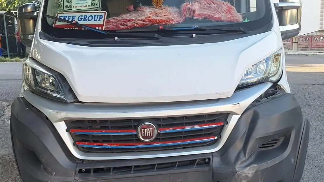 Karabük'te okul servisi ile otomobil çarpıştı: 3 yaralı