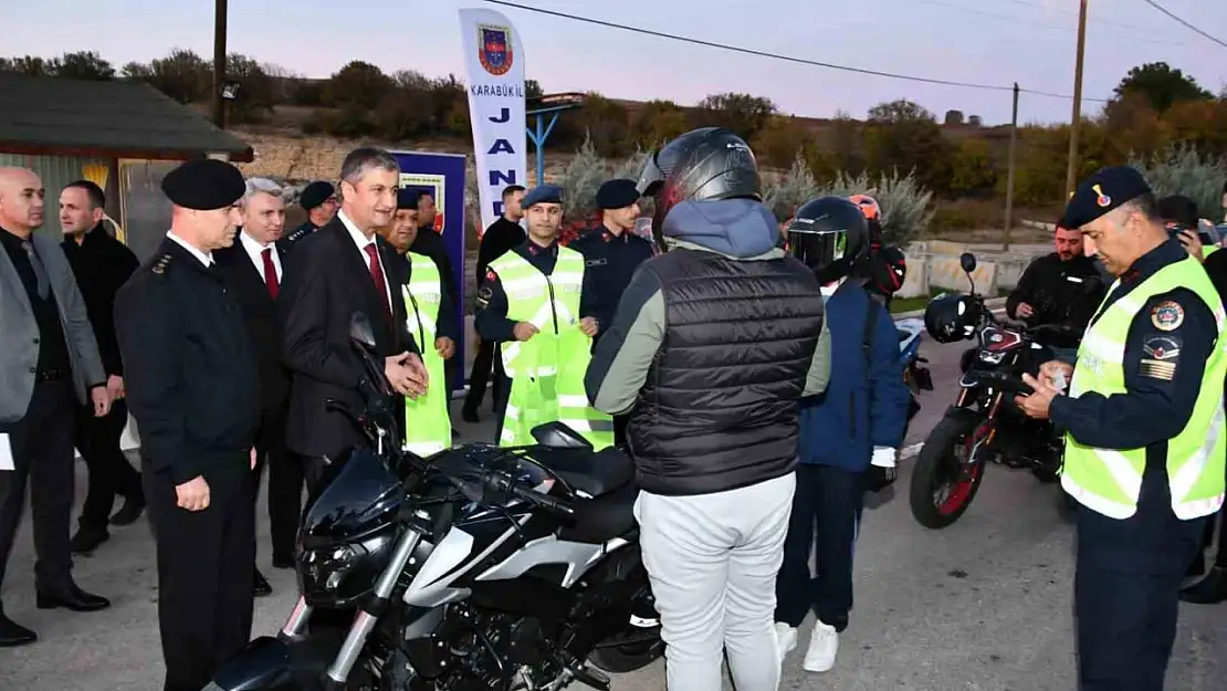 Karabük'te sürücülere reflektif yelek dağıtıldı