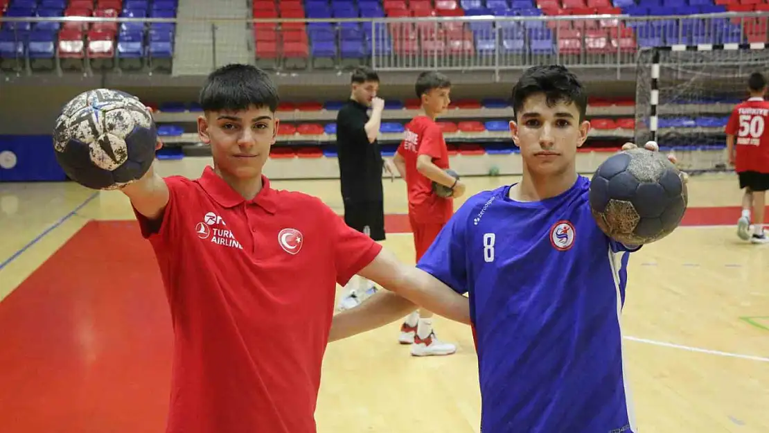 Karabüklü iki hentbolcu, milli takım kampına davet edildi