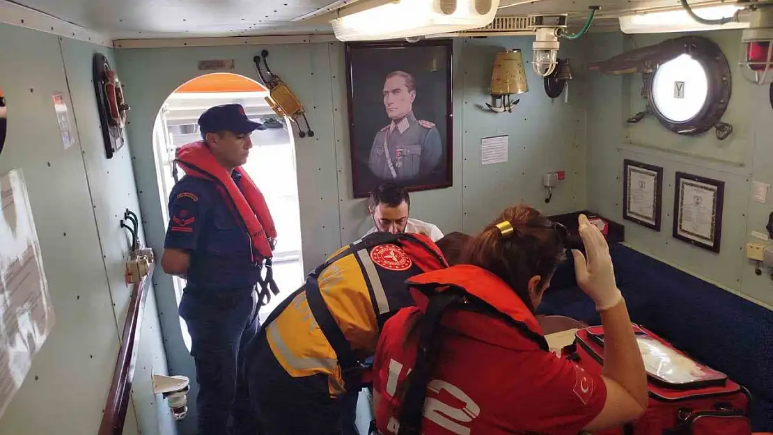 Karadeniz'de rahatsızlanan gemi personeli için ekipler seferber oldu