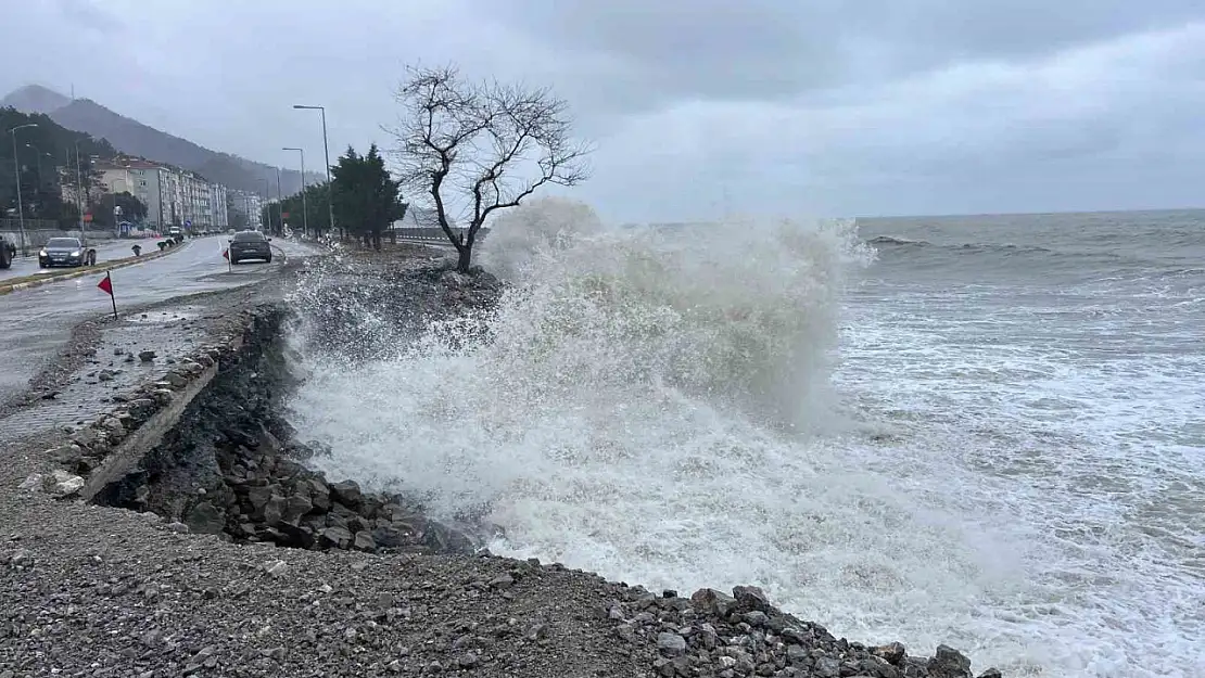 Karadeniz'deki dev dalgalar, sahil yoluna zarar verdi