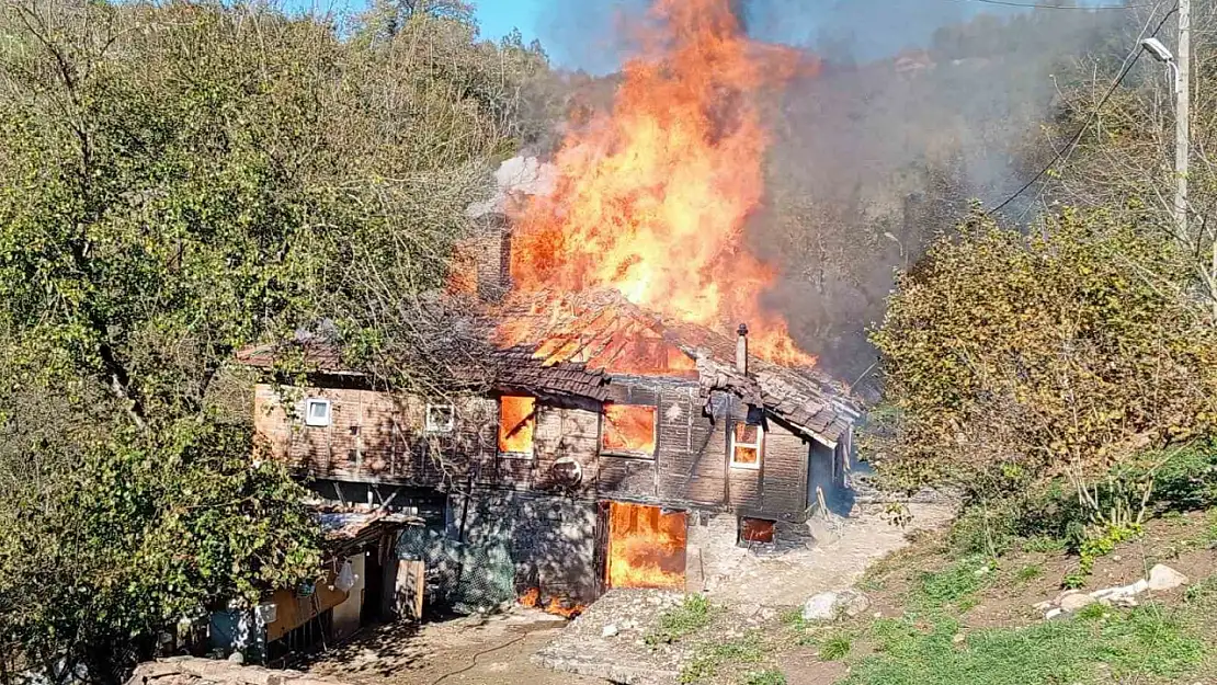 Karadeniz Ereğli'de iki katlı ahşap ev tamamen yandı