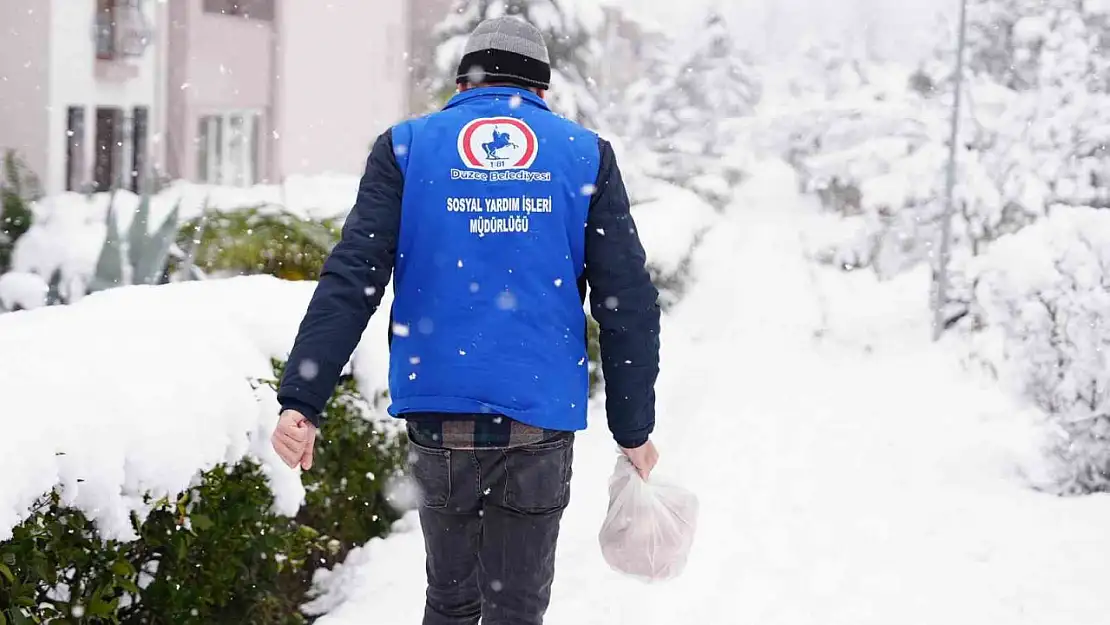 Karlı yolları aşarak ulaştırdılar