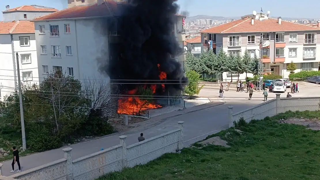 Kasalar tutuştu, 4 katlı bina ağır hasar aldı