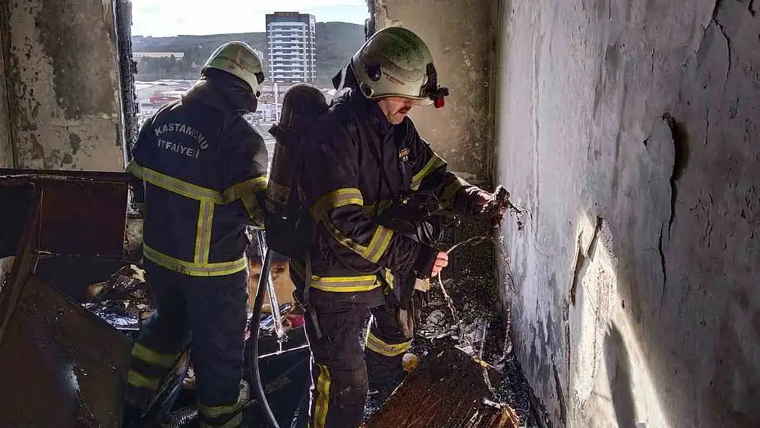 Kastamonu'da 10 katlı apartmanda çıkan yangın paniğe sebep oldu