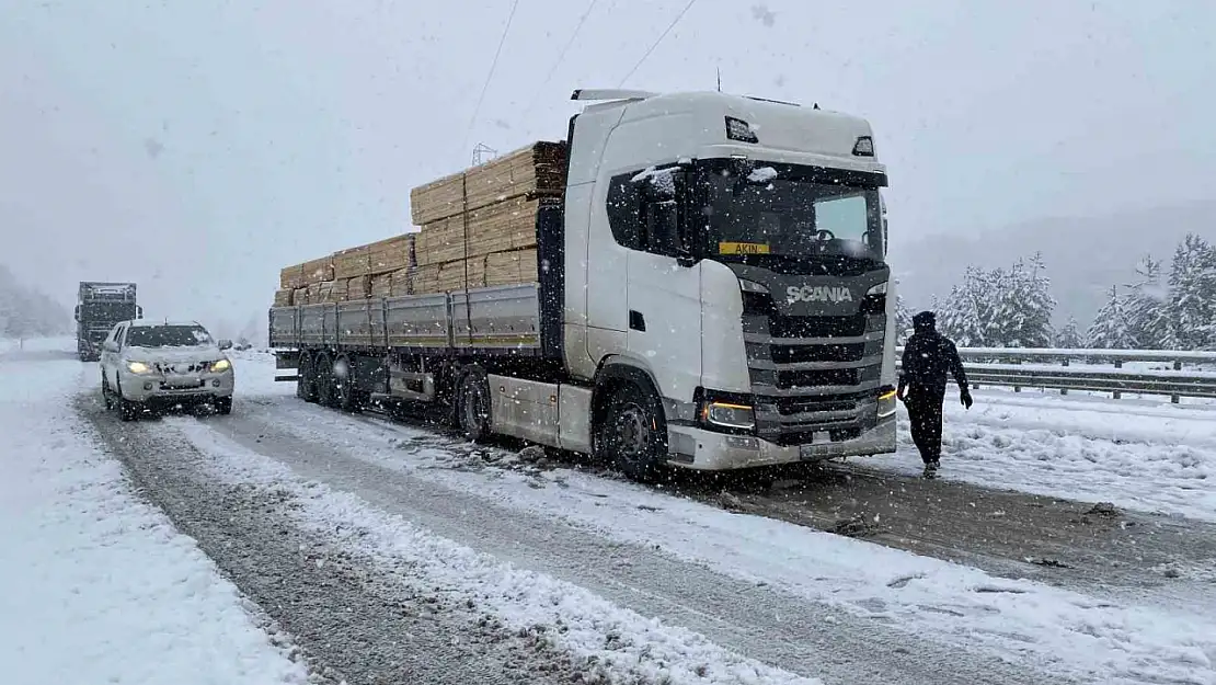 Kastamonu'da 430 köy yolu ulaşıma kapandı, ağır tonajlı araçlar yolda kaldı