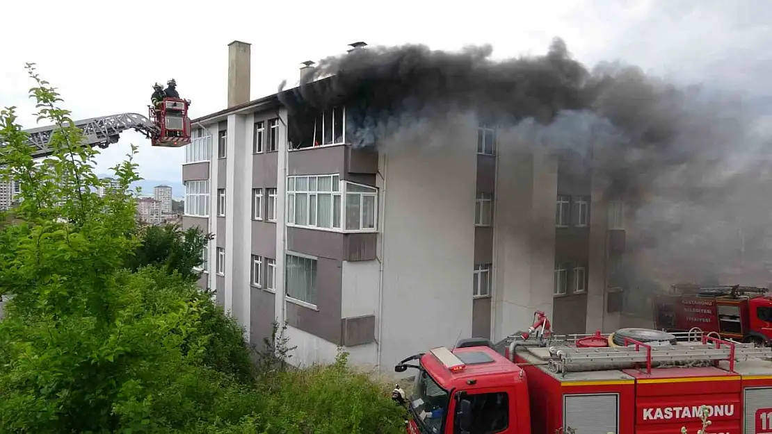 Kastamonu'da alevlere teslim olan daire kullanılamaz hale geldi