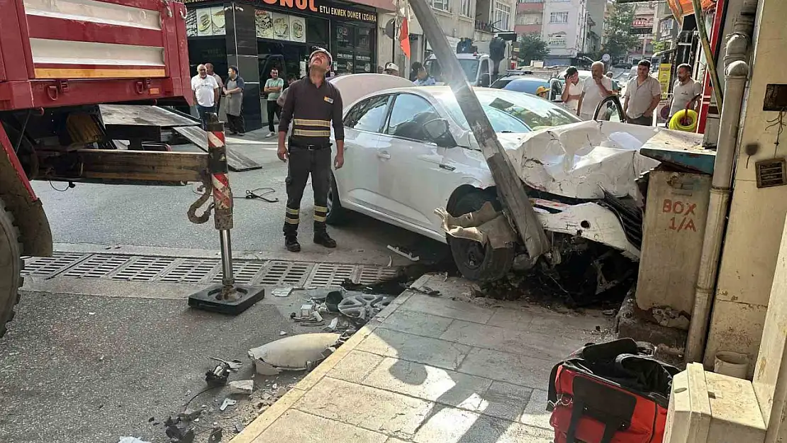 Kastamonu'da çarpışan otomobiller iş yerlerine çarparak durabildi: 1 yaralı