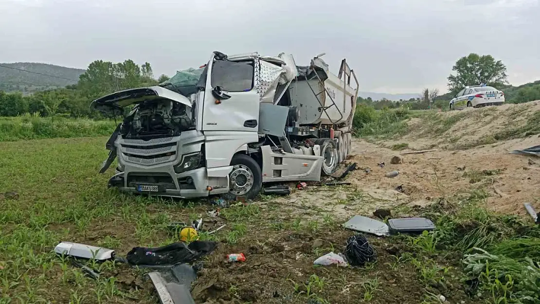 Kastamonu'da devrilen hafriyat kamyonunun sürücüsü yaralandı