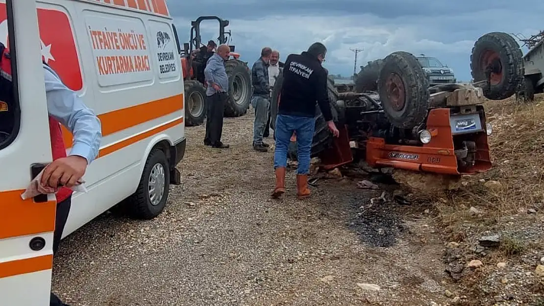 Devrilen traktörün altında kalan sürücü yaralandı