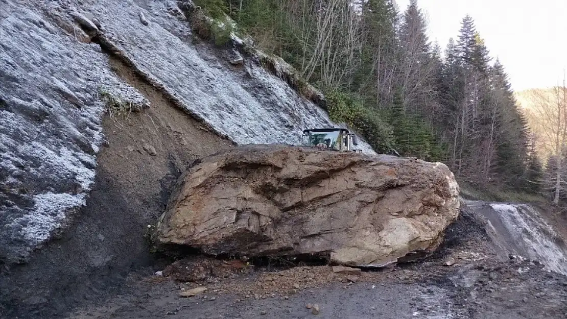 Kastamonu'da düşen kaya yolu ulaşıma kapattı