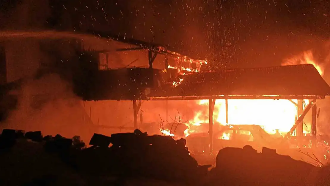 Kastamonu'da garajda çıkan yangında otomobil ve traktör kullanılmaz hale geldi