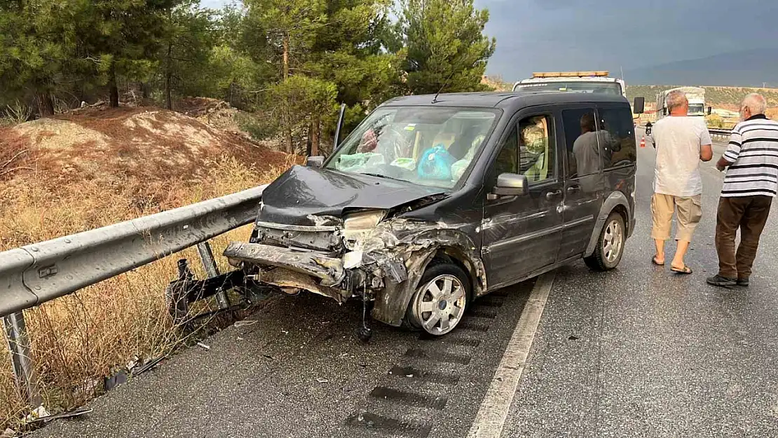 Kastamonu'da hafif ticari araç bariyerlere çarptı