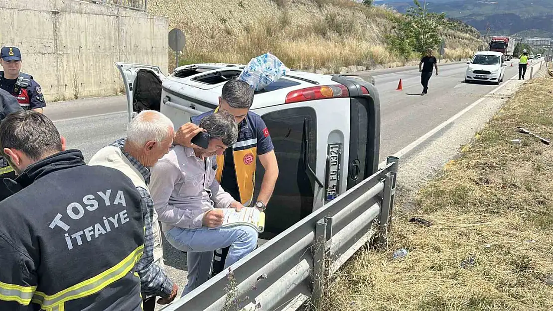 Kastamonu'da hafif ticari araç yan yattı: 2 yaralı
