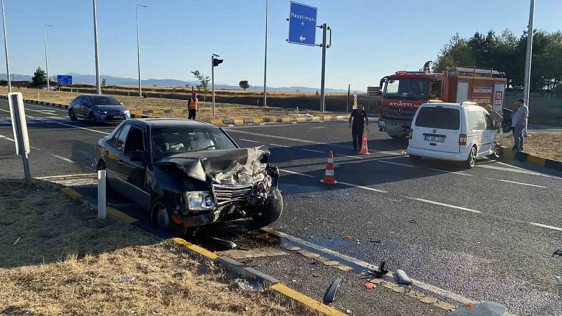 Kastamonu'da hafif ticari araç ile otomobil çarpıştı: 2 yaralı