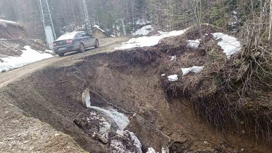 Kastamonu'da heyelan sebebiyle yol çöktü