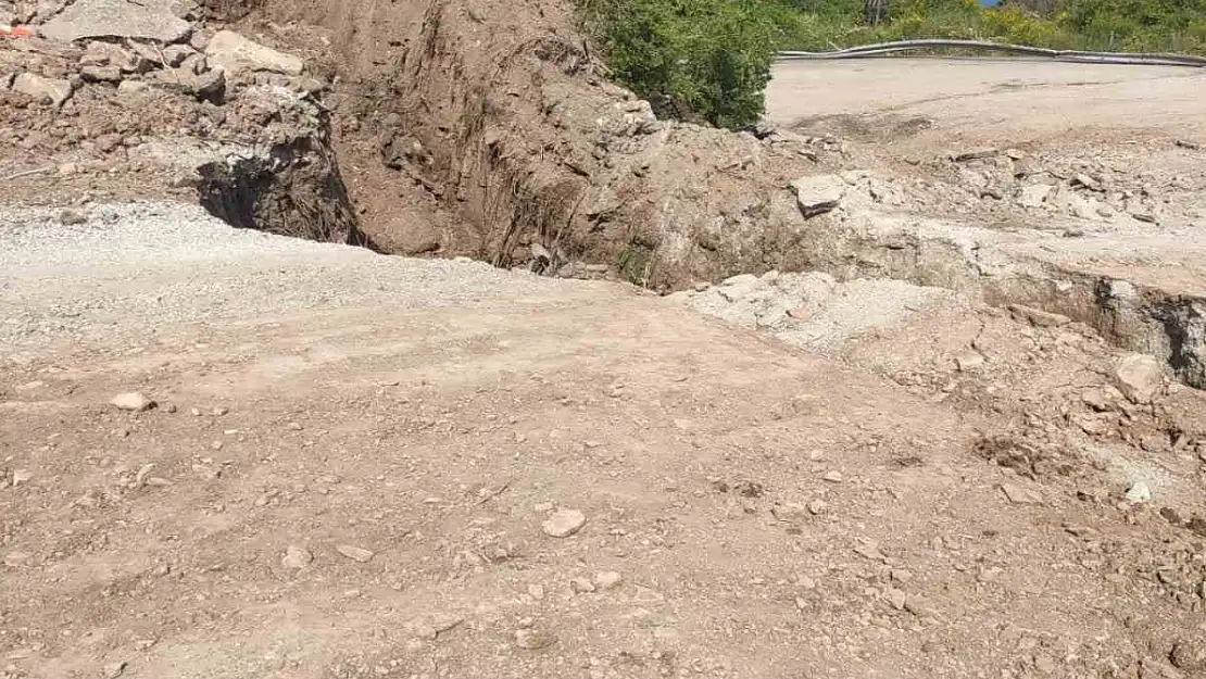 Kastamonu'da heyelan sebebiyle yol ulaşıma kapandı