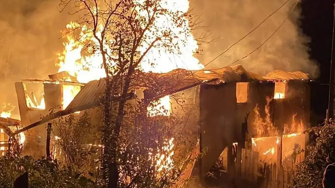 Kastamonu'da iki katlı ahşap ev, çıkan yangında küle döndü