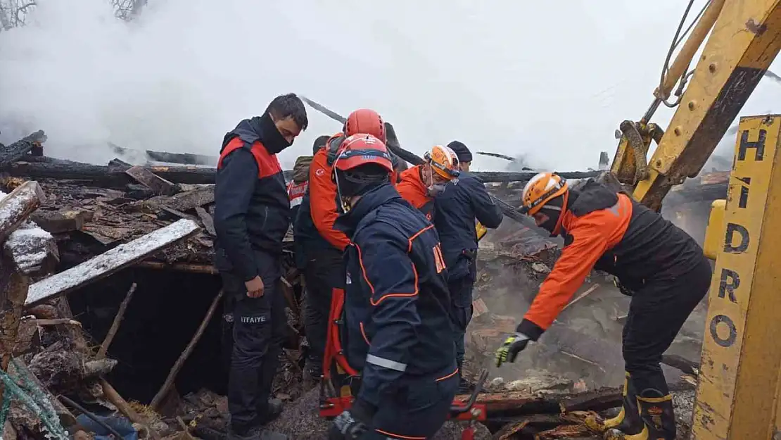 Kastamonu'da iki katlı ev küle döndü: Evdeki baba ve engelli oğlu aranıyor