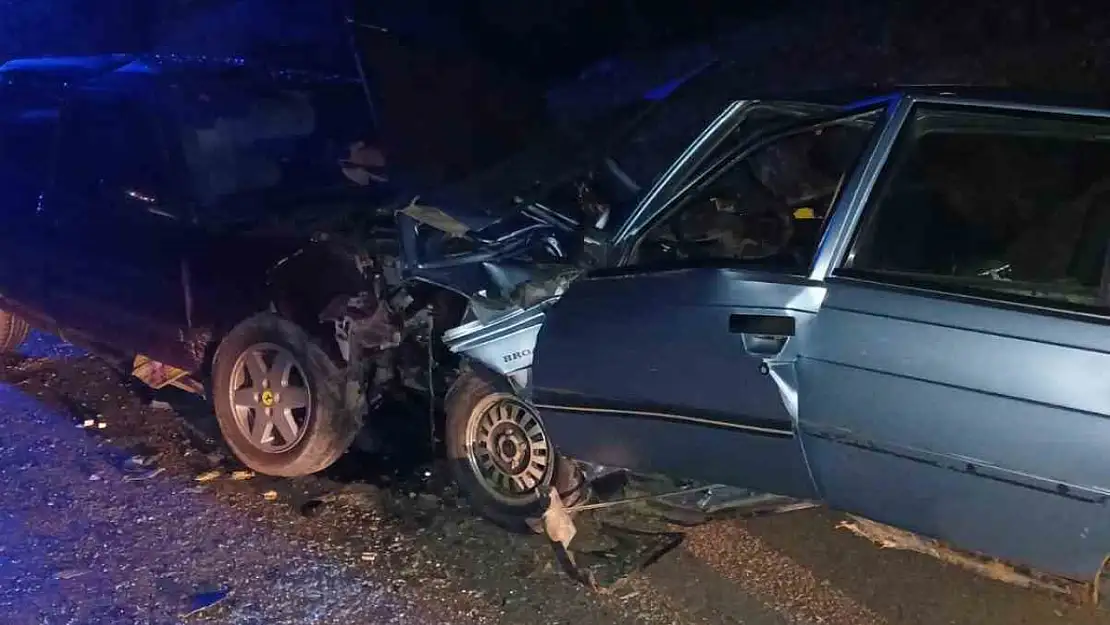 Kastamonu'da iki otomobil kafa kafaya çarpıştı: 3 yaralı