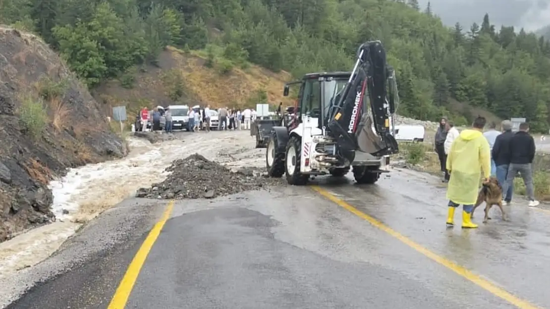 Kastamonu'da kuvvetli sağanak karayolunu ulaşıma kapattı