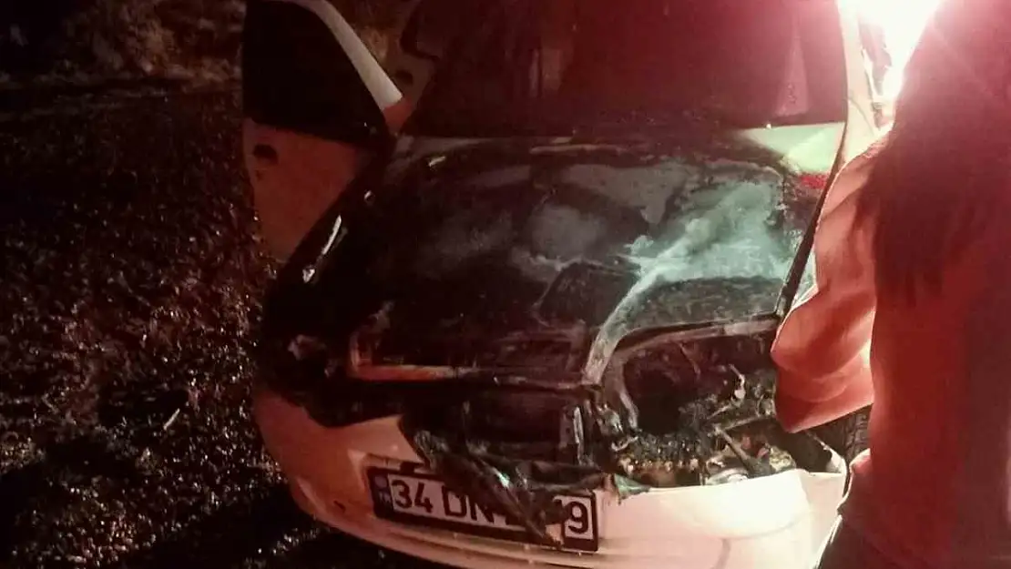 Kastamonu'da motor kısmından alev alan araç kullanılmaz hale geldi