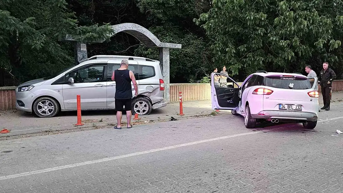 Kastamonu'da otomobil park halindeki araca çarptı: 2 yaralı