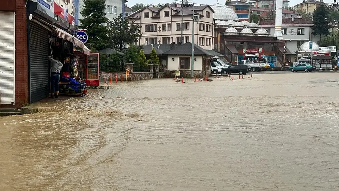 Kastamonu'da sel: Araçlar suda sürüklendi, ev ve işyerlerini su bastı