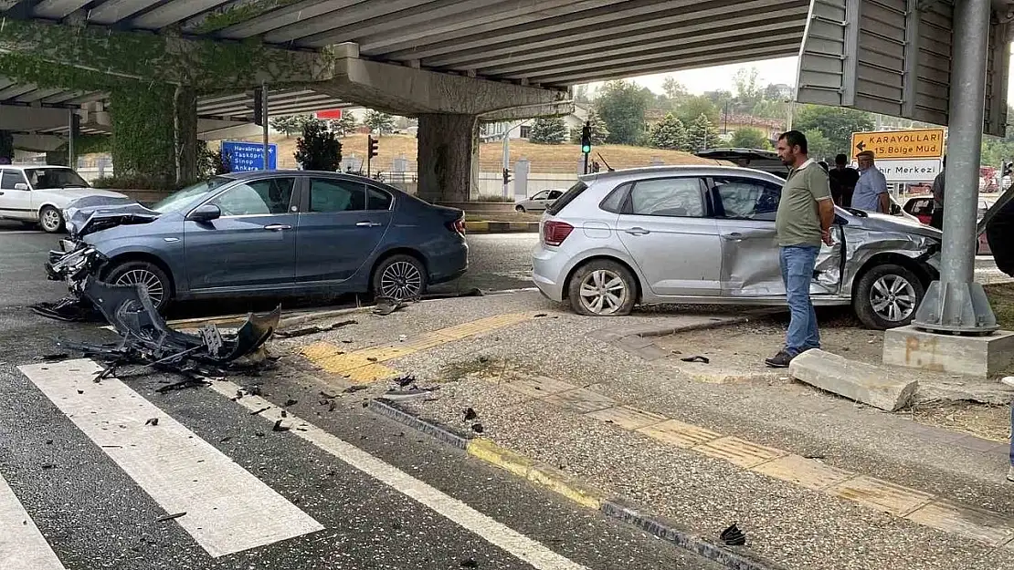 Kastamonu'da üç araç birbirine girdi: 5 yaralı
