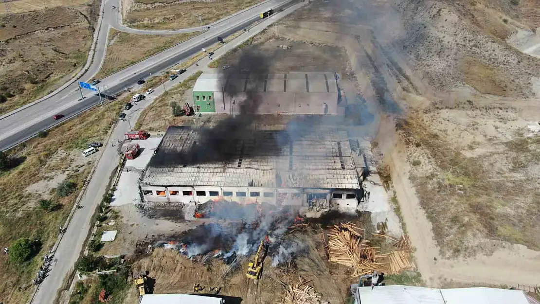 Tosya'daki fabrika yangını havadan görüntülendi