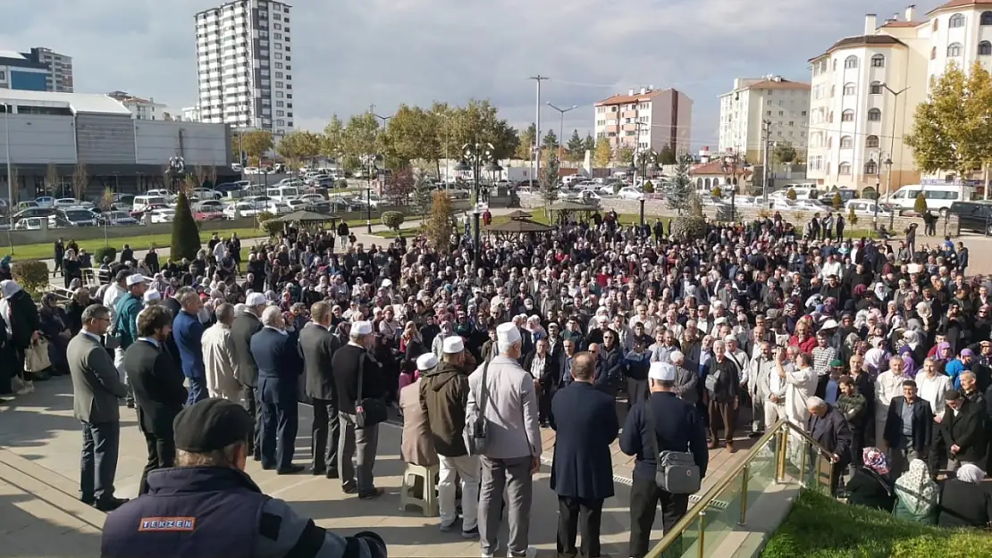 Kastamonu'dan kutsal topraklara giden umreciler dualarla uğurlandı