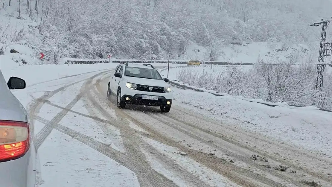 Kastamonu'nun yüksek kesimlerinde yoğun kar yağışı etkili oluyor