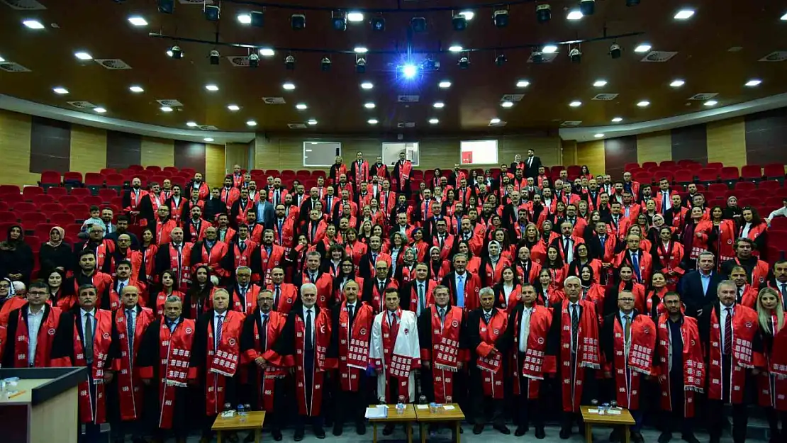 Kastamonu Üniversitesi'nde 356 öğretim üyesi cübbelerini giydi