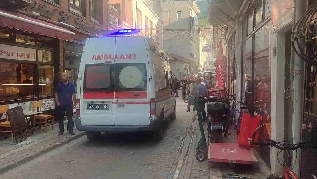 Kavga sırasında kırılan cam sokaktan geçen engelli gencin üzerine düştü