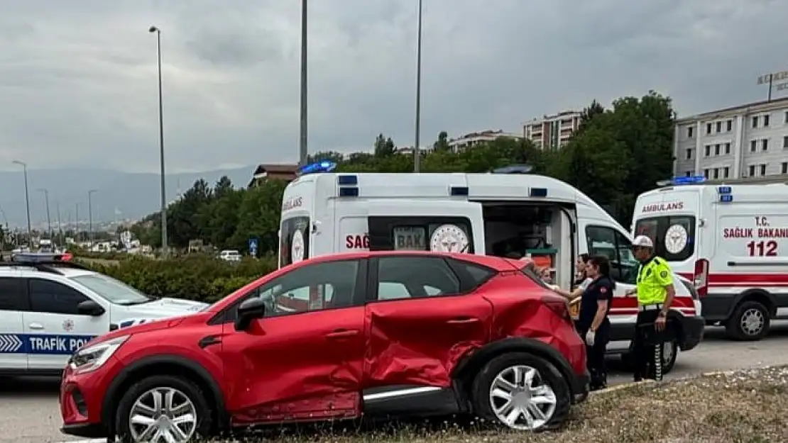 Kavşakta iki otomobil çarpıştı: 3 yaralı