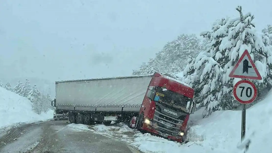 Kayan tır yolu kapattı