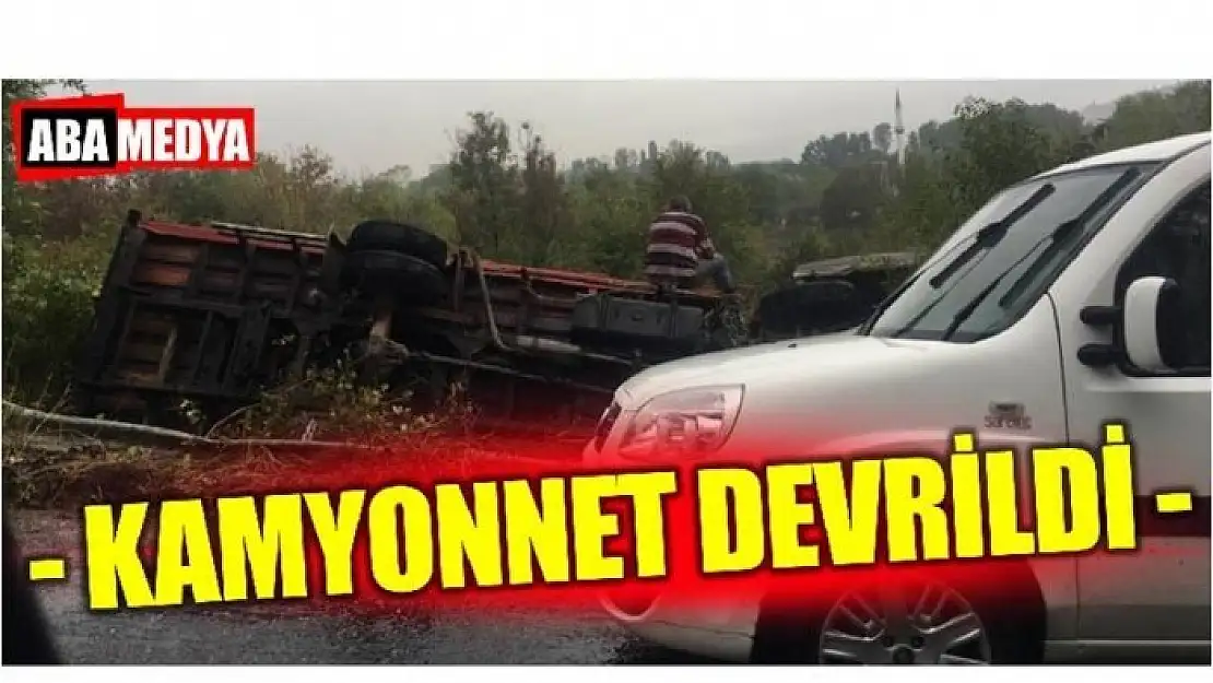 KAYGAN YOLDA KAMYONET DEVRİLDİ